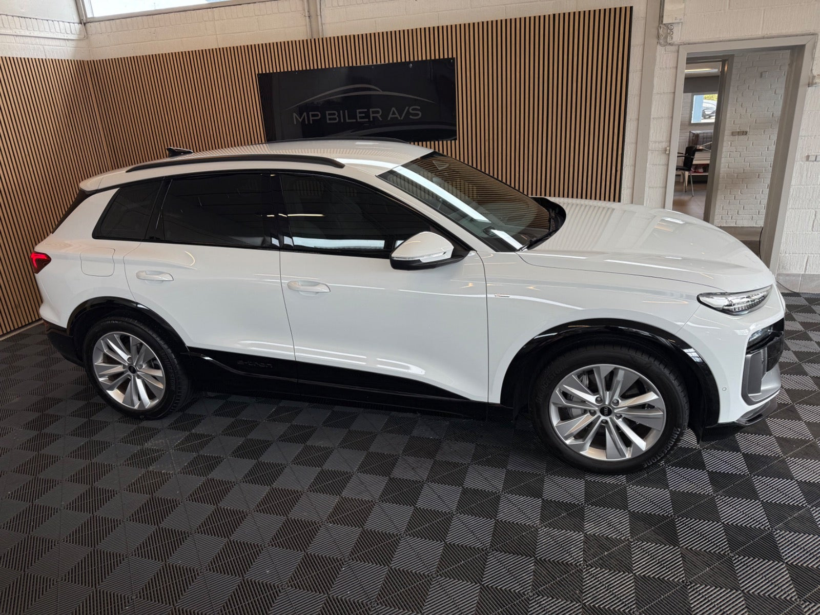 Hvid Audi Q6 e-tron fra 2025