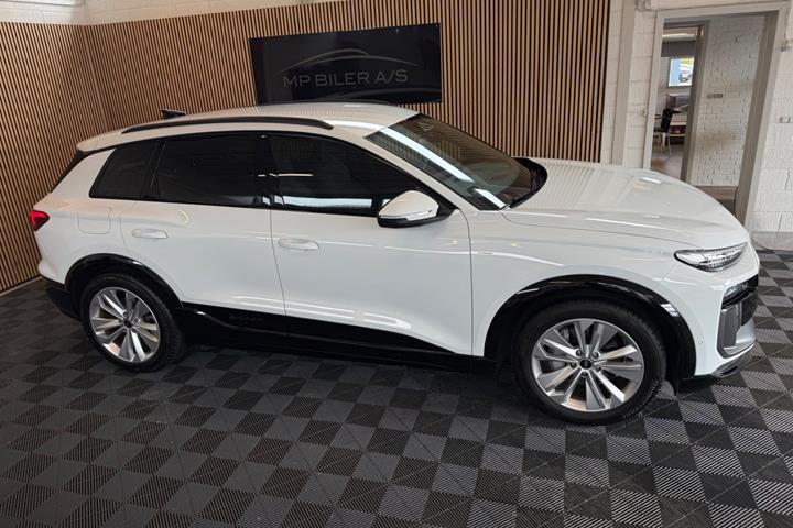Hvid Audi Q6 e-tron fra 2025