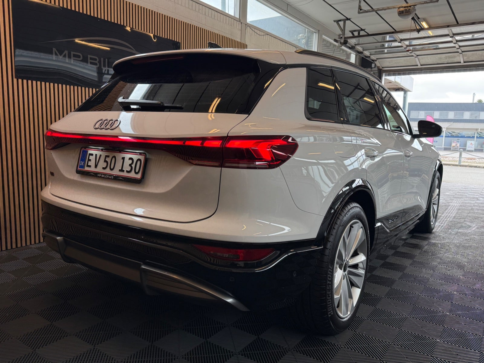 Hvid Audi Q6 e-tron fra 2025