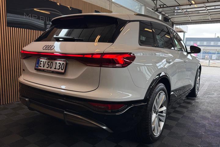 Hvid Audi Q6 e-tron fra 2025