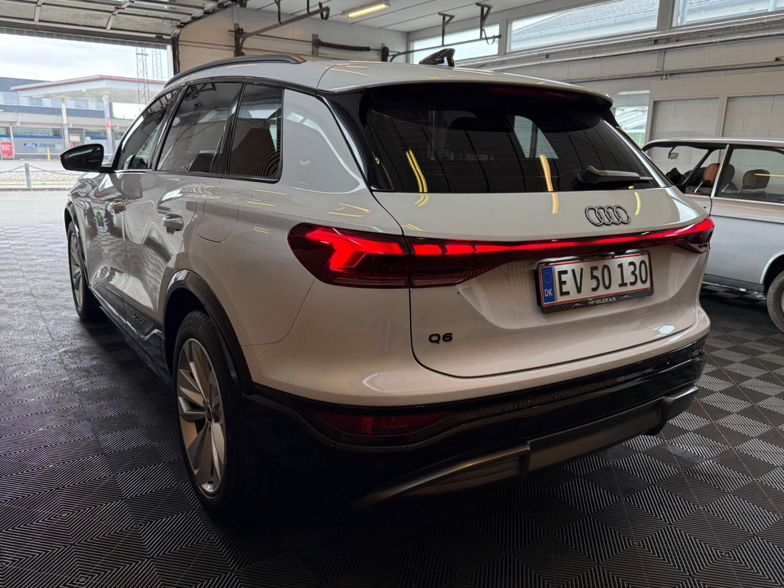 Hvid Audi Q6 e-tron fra 2025