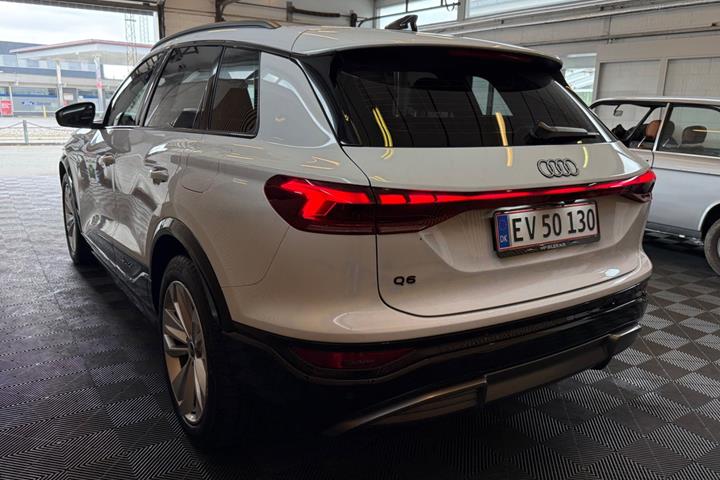 Hvid Audi Q6 e-tron fra 2025