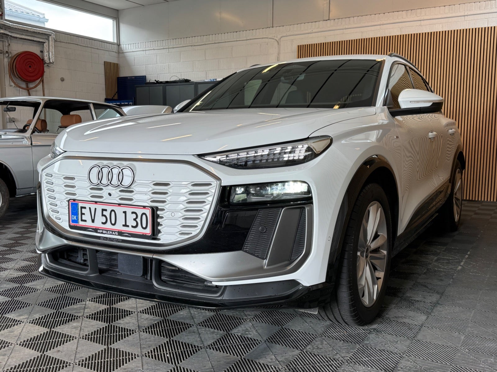 Hvid Audi Q6 e-tron fra 2025