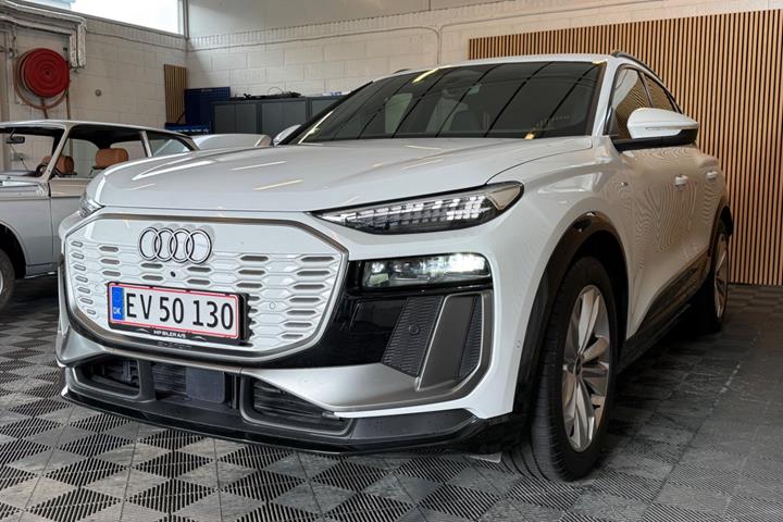 Hvid Audi Q6 e-tron fra 2025
