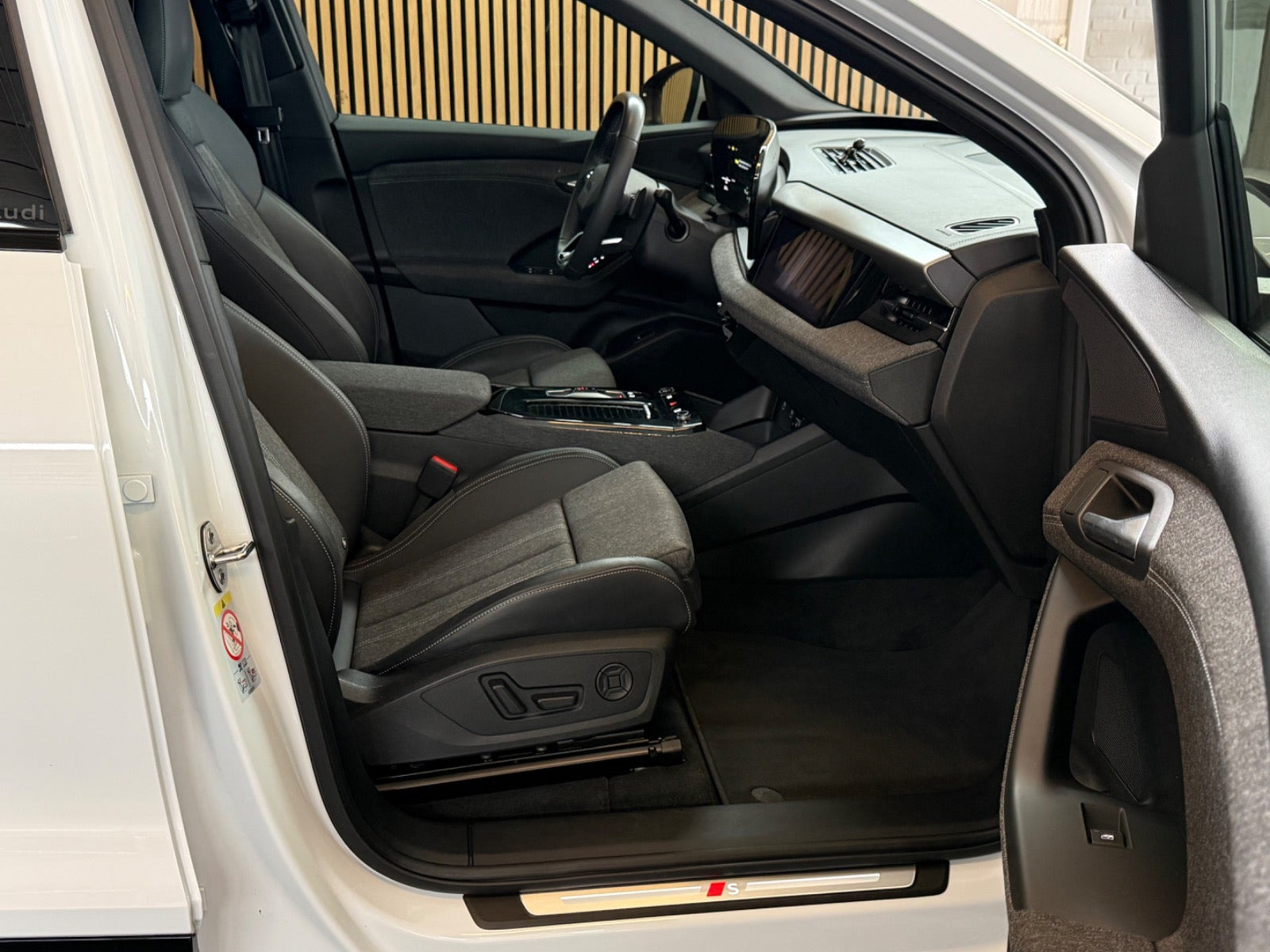 Hvid Audi Q6 e-tron fra 2025