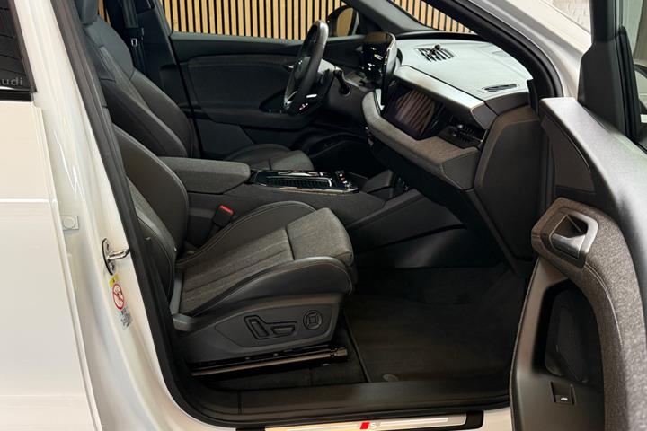 Hvid Audi Q6 e-tron fra 2025