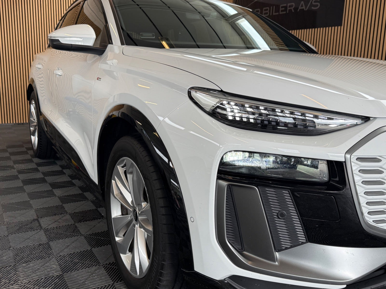 Hvid Audi Q6 e-tron fra 2025