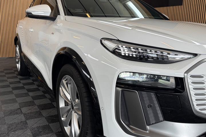 Hvid Audi Q6 e-tron fra 2025
