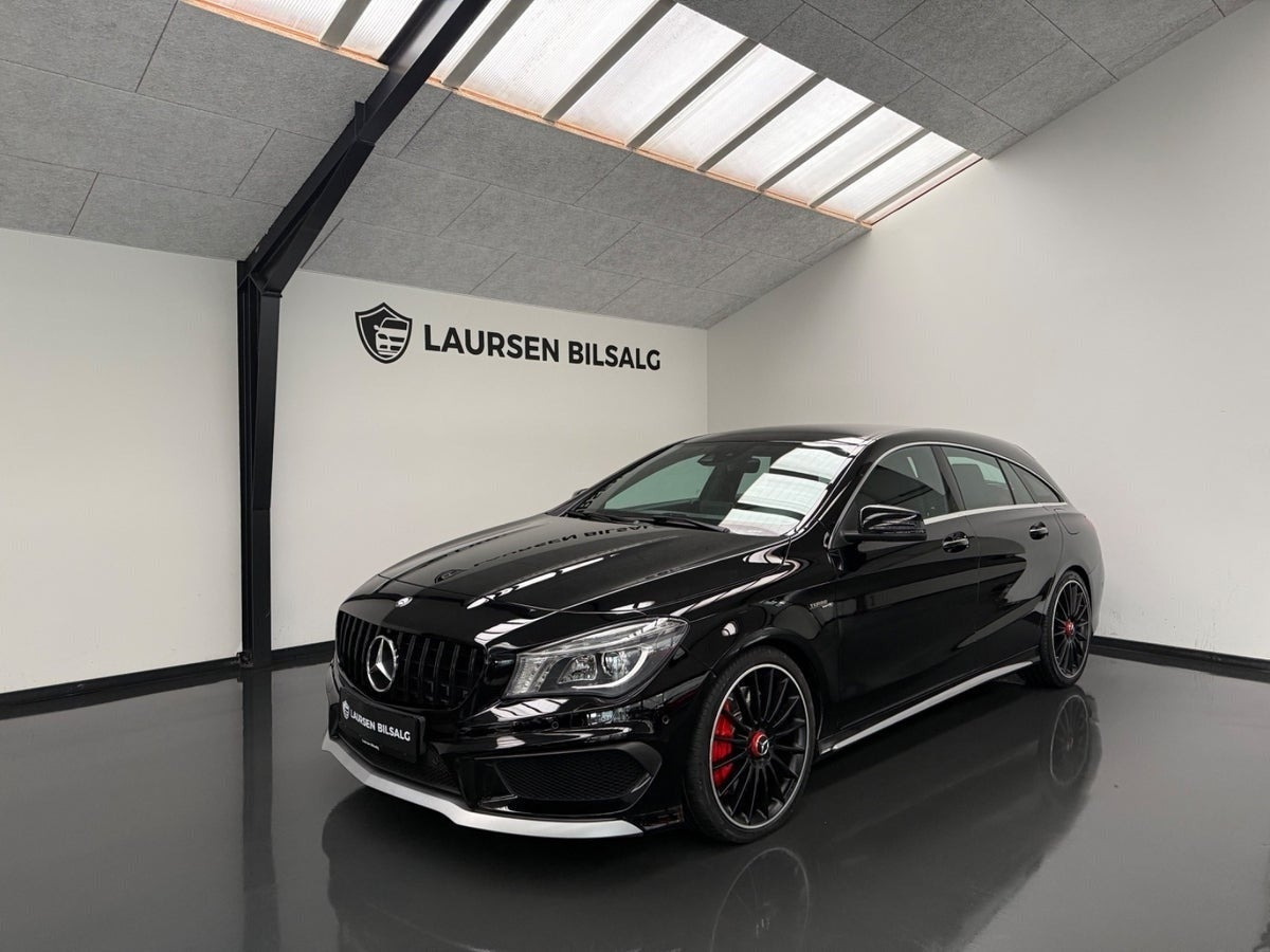 Sort Mercedes CLA45 fra 2015