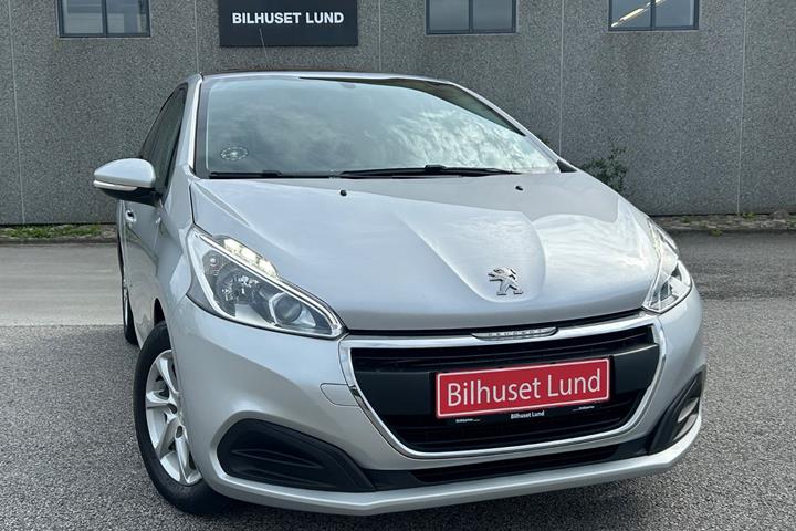 Sølv Peugeot 208 fra 2016 set udefra