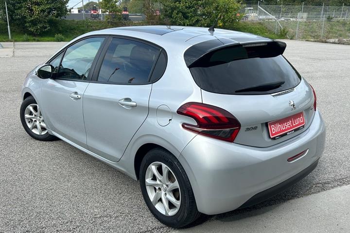 Sølv Peugeot 208 fra 2016