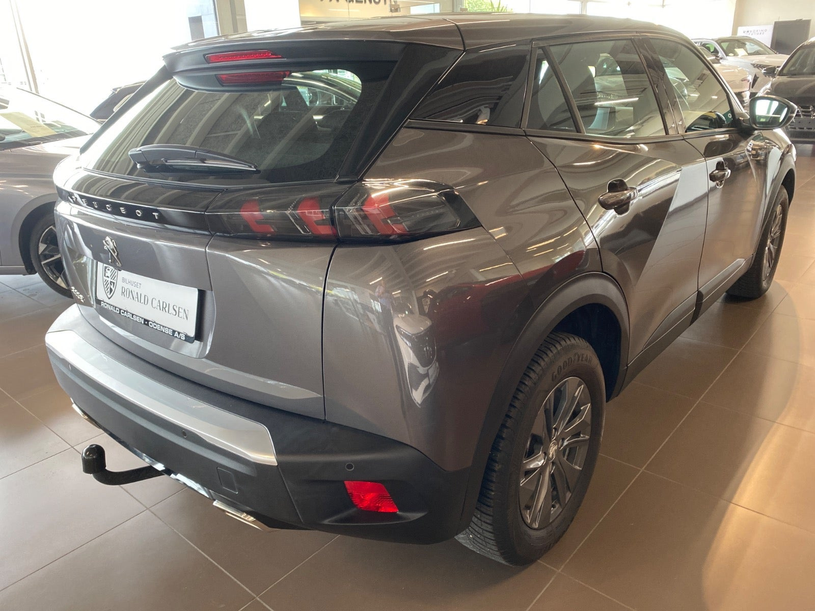 Grå Peugeot 2008 fra 2023