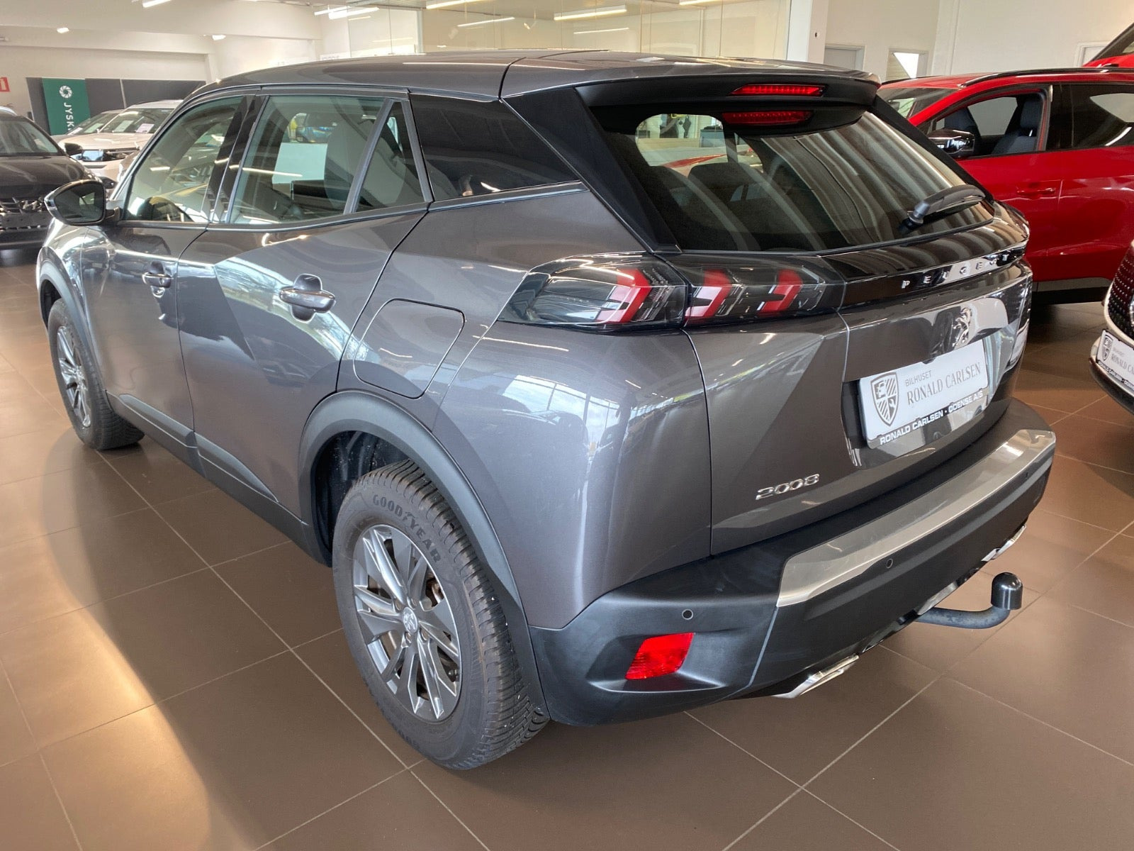 Grå Peugeot 2008 fra 2023