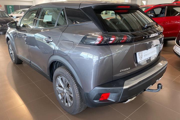 Grå Peugeot 2008 fra 2023