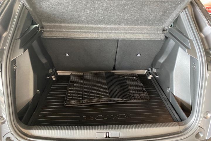 Grå Peugeot 2008 fra 2023