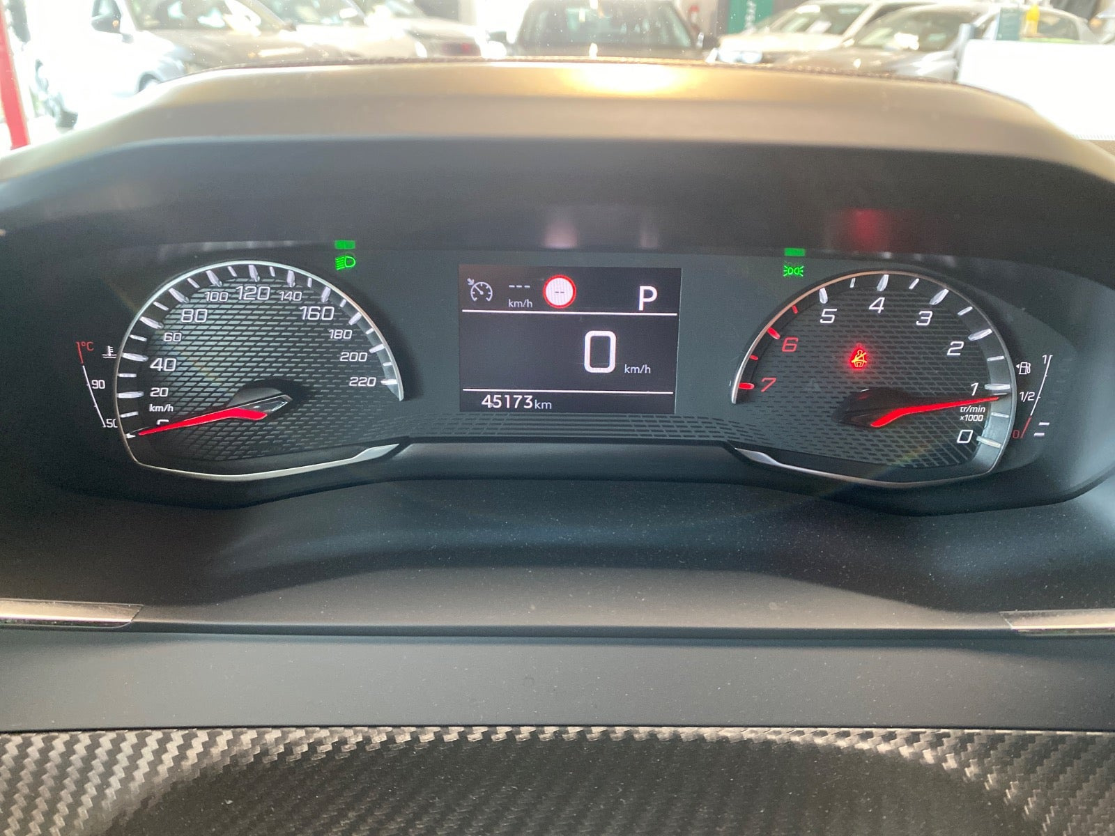 Grå Peugeot 2008 fra 2023