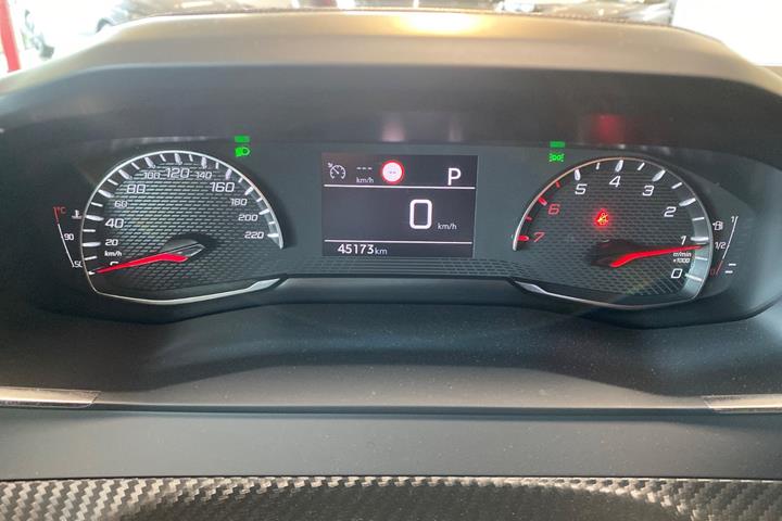 Grå Peugeot 2008 fra 2023