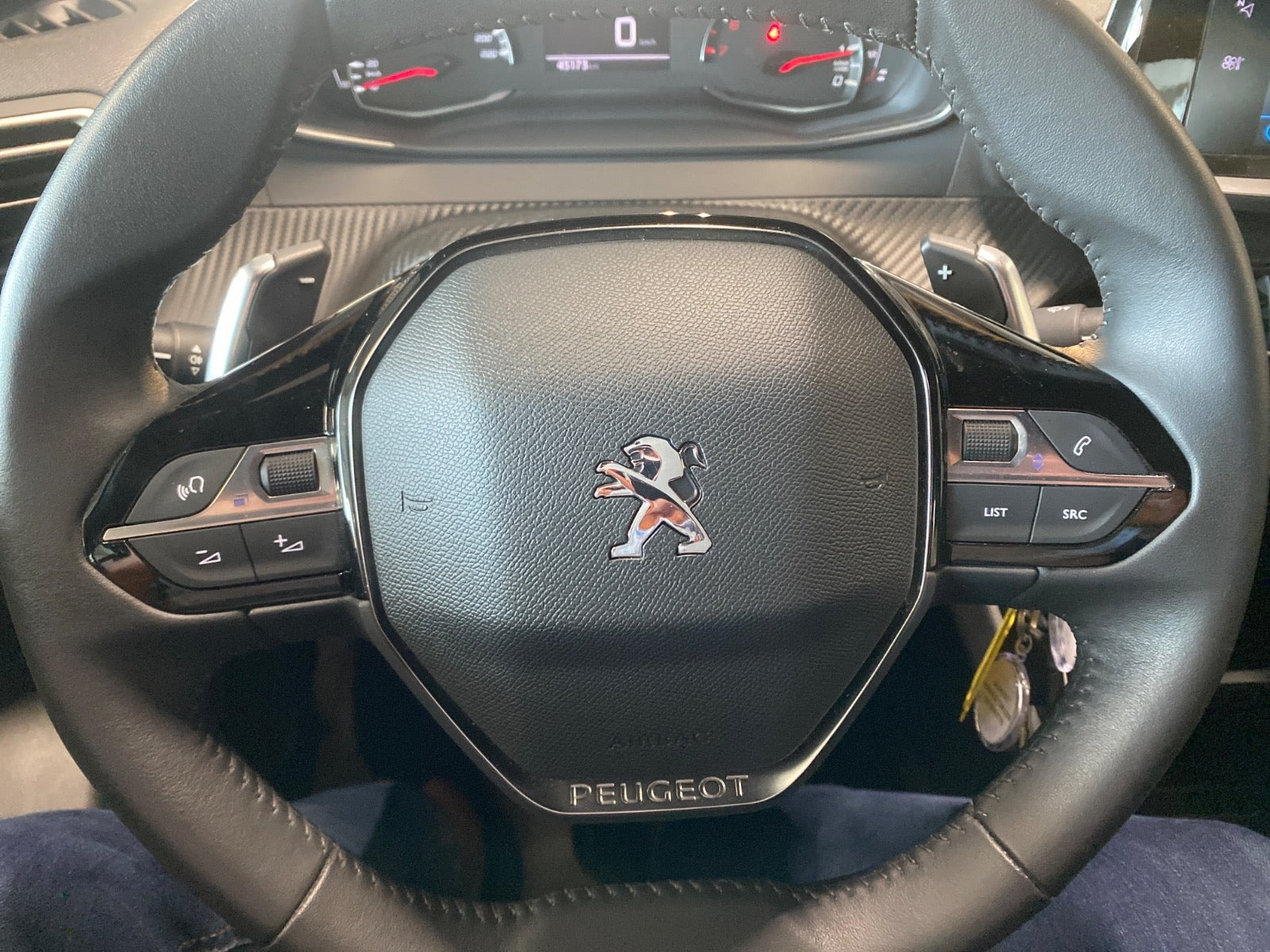 Grå Peugeot 2008 fra 2023