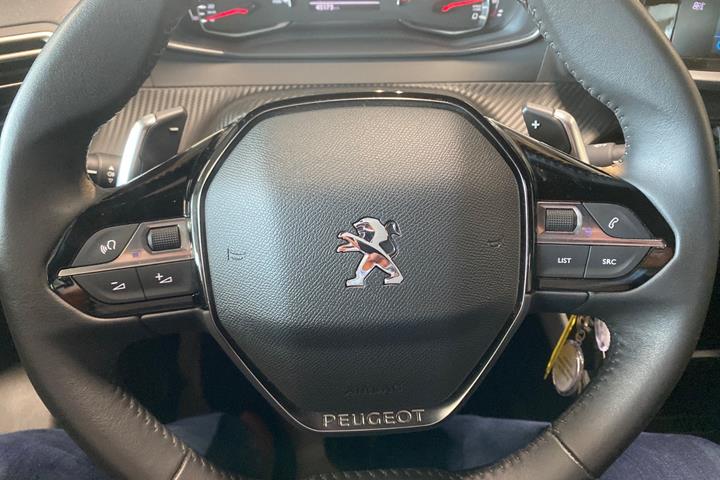 Grå Peugeot 2008 fra 2023
