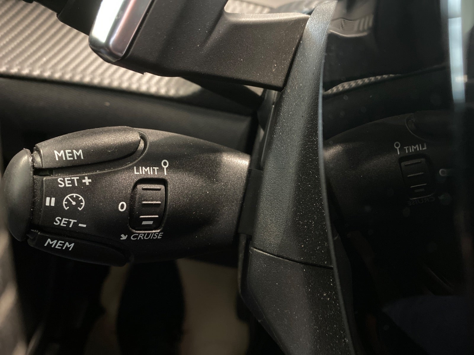 Grå Peugeot 2008 fra 2023