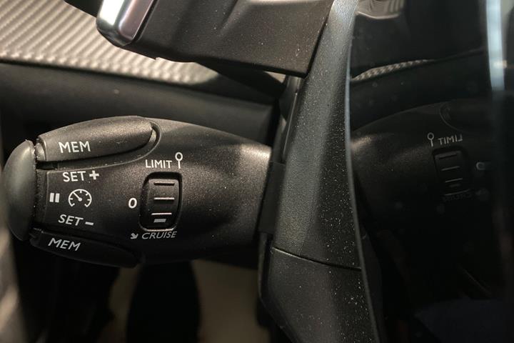 Grå Peugeot 2008 fra 2023