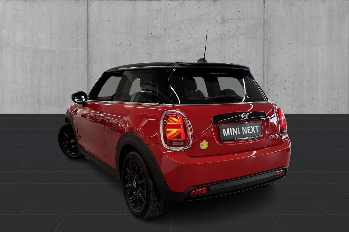 Rød Mini Cooper SE fra 2023