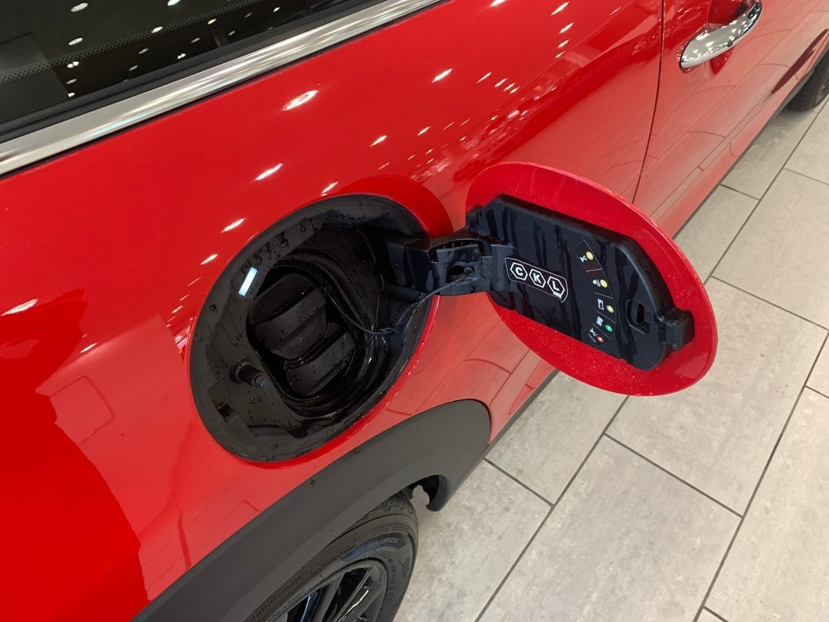 Rød Mini Cooper SE fra 2023