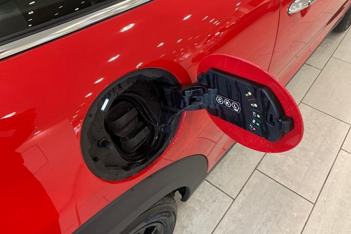 Rød Mini Cooper SE fra 2023
