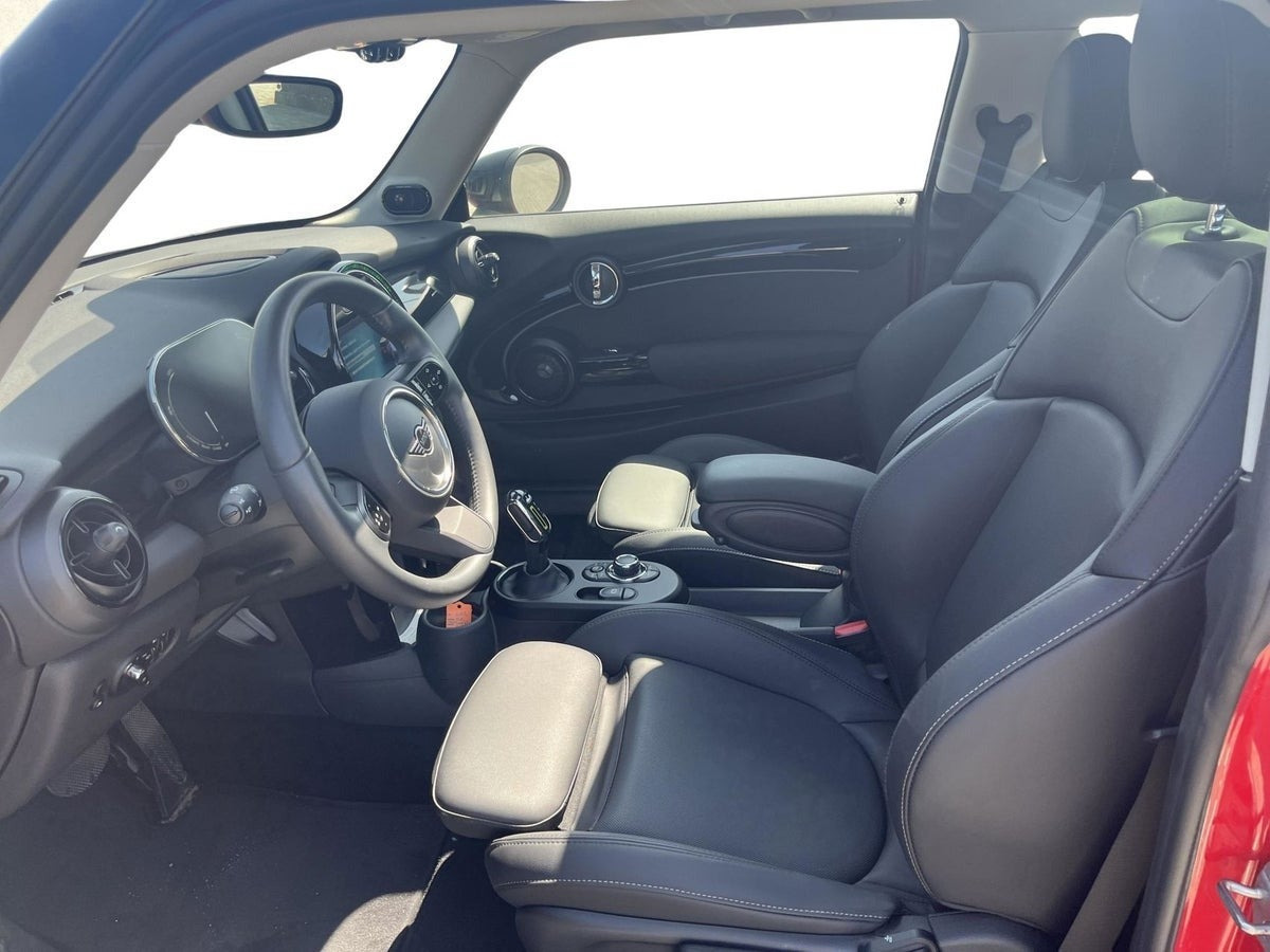 Rød Mini Cooper SE fra 2023
