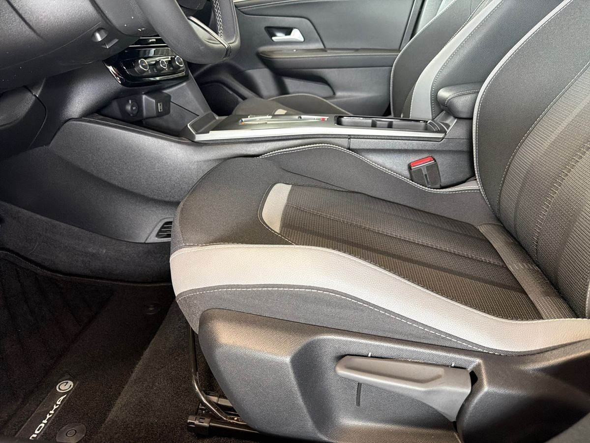 Sølv Opel Mokka-e fra 2025