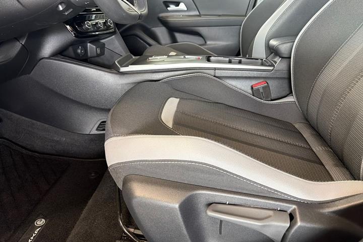 Sølv Opel Mokka-e fra 2025