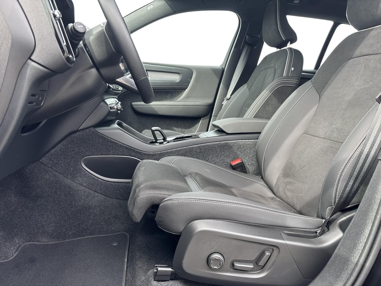 Sort Volvo EX40 fra 2026
