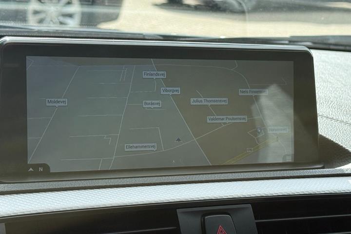 Grå BMW 118d fra 2019