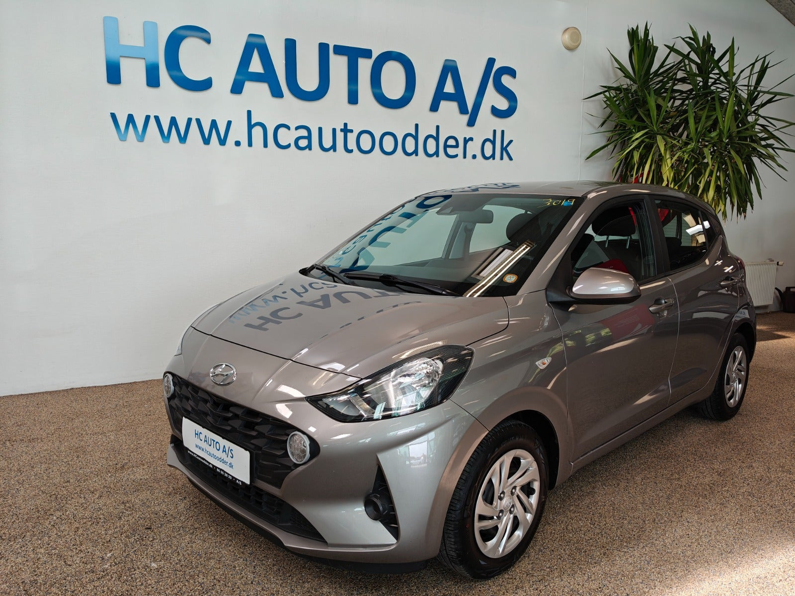 Grå Hyundai i10 fra 2022