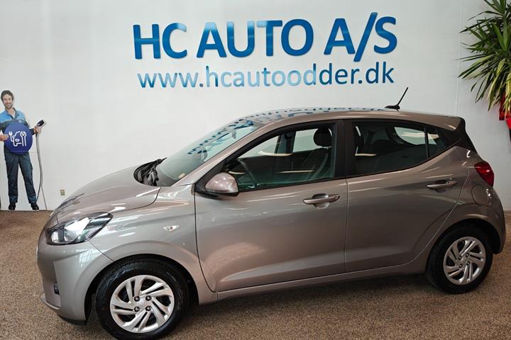 Grå Hyundai i10 fra 2022