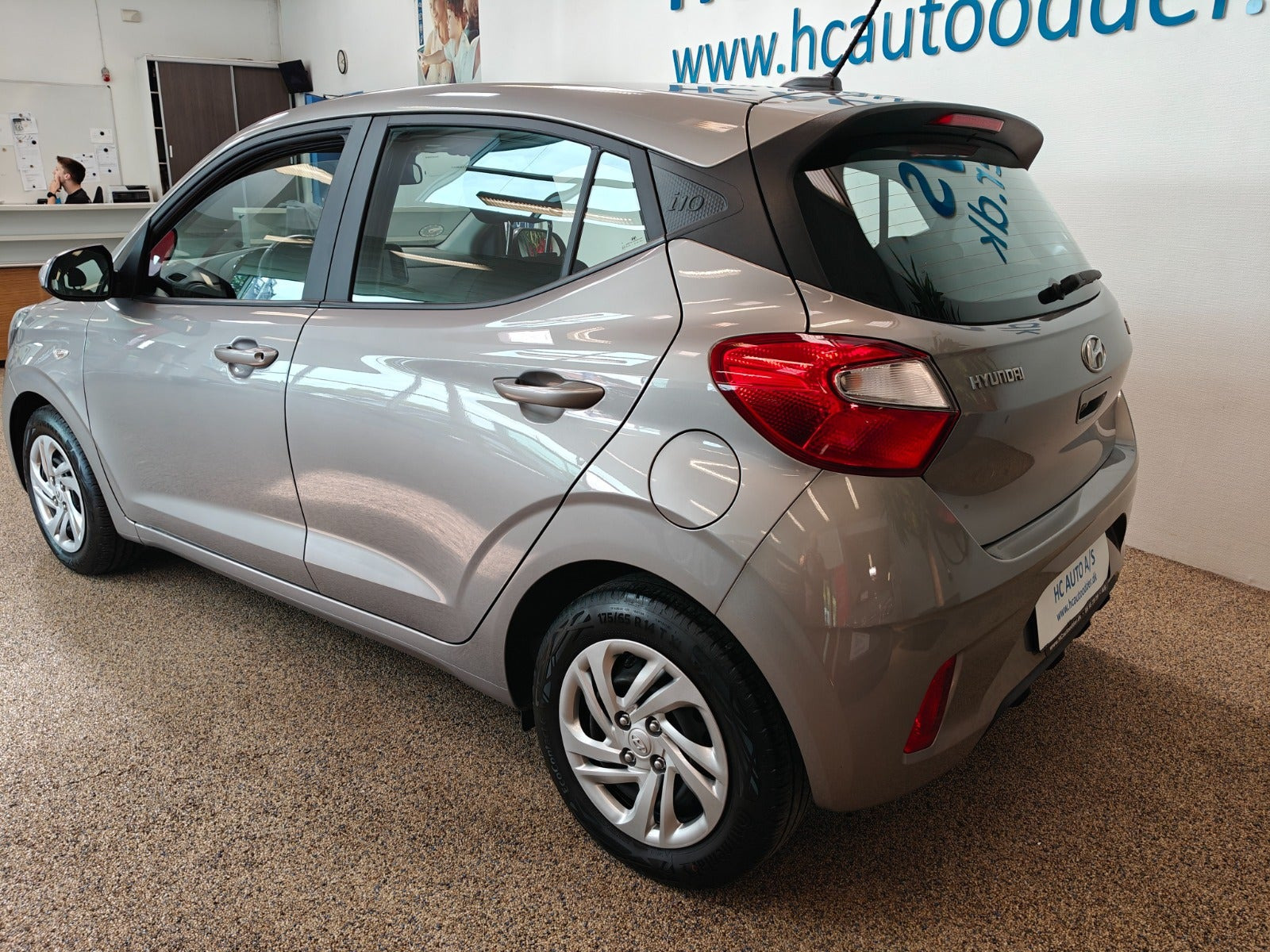 Grå Hyundai i10 fra 2022
