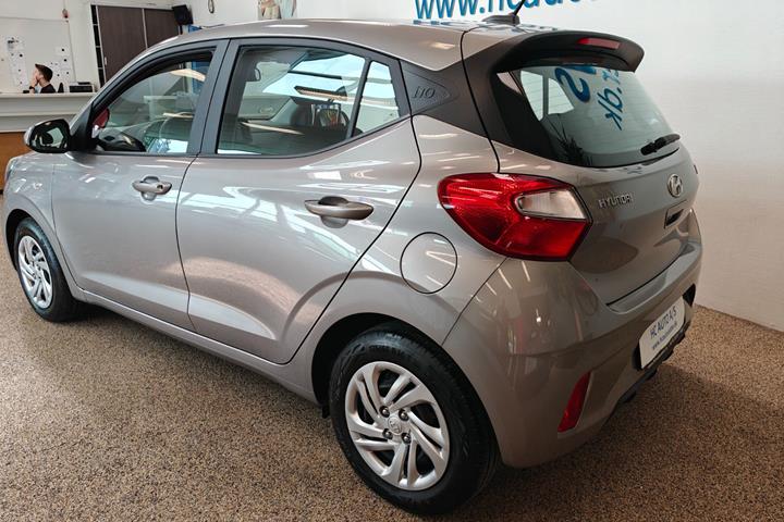 Grå Hyundai i10 fra 2022