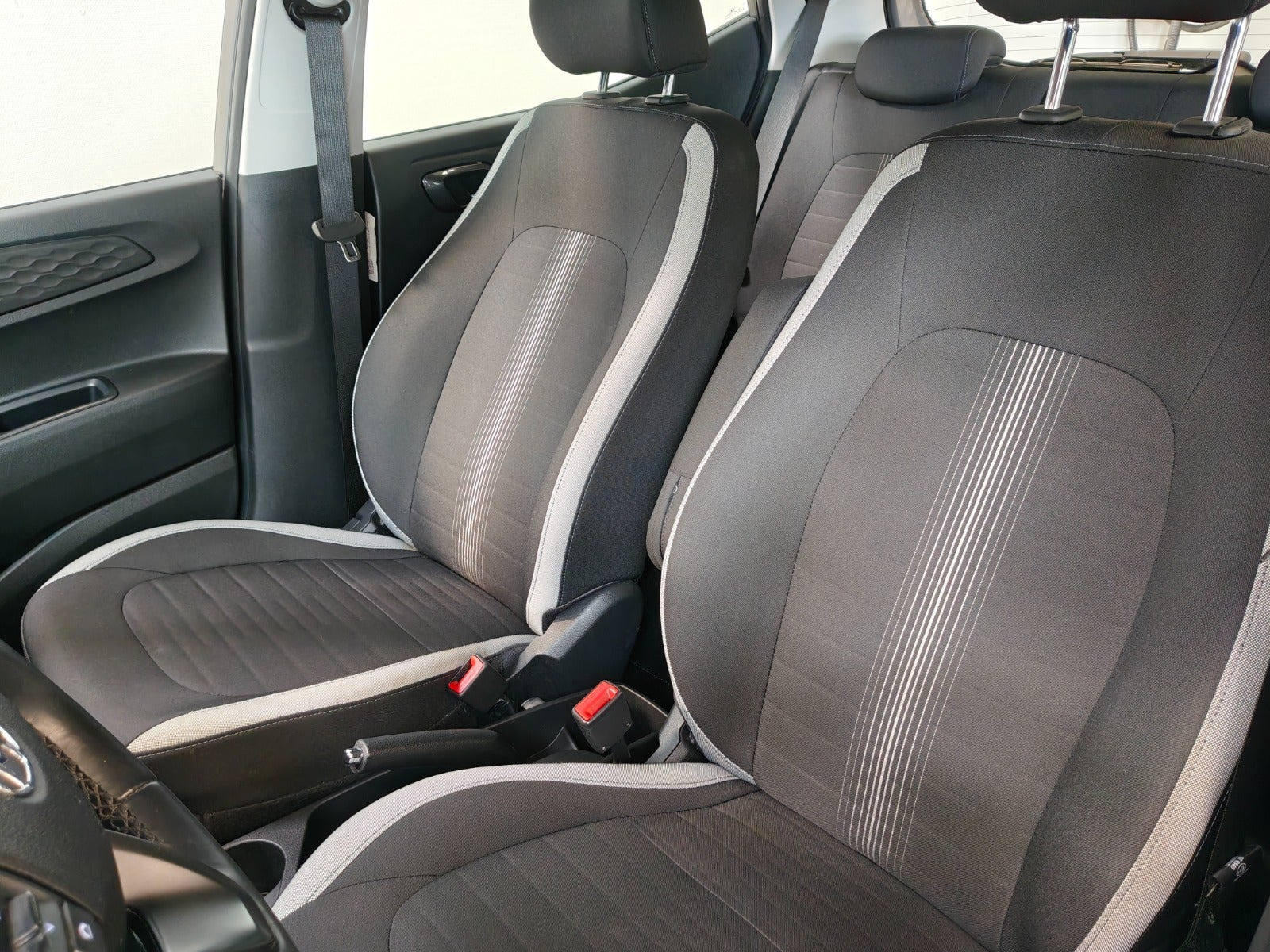 Grå Hyundai i10 fra 2022