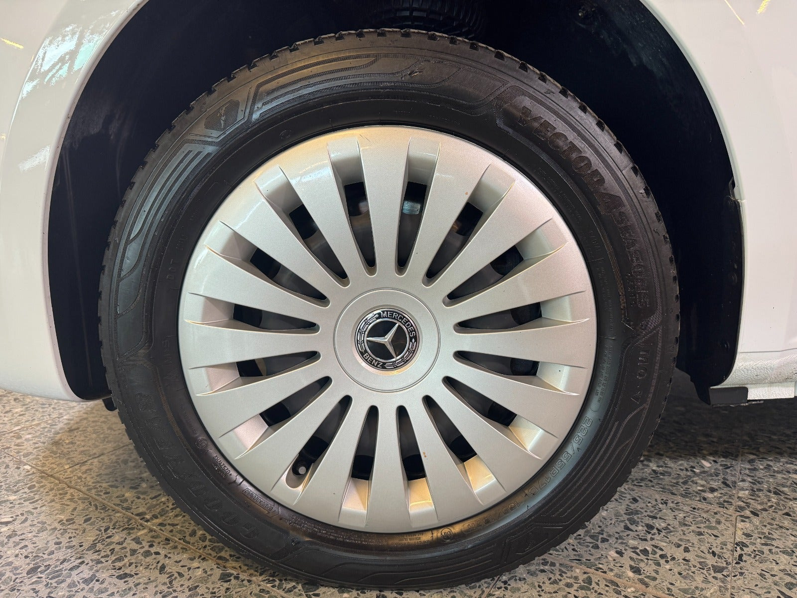 Hvid Mercedes Vito 114 fra 2024