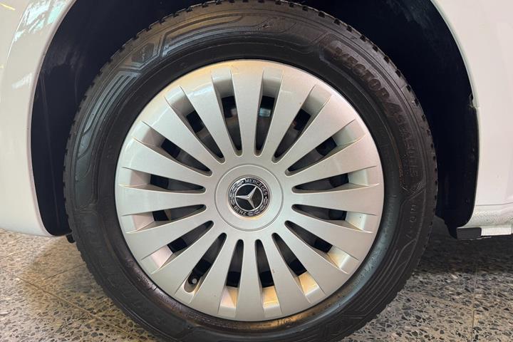 Hvid Mercedes Vito 114 fra 2024
