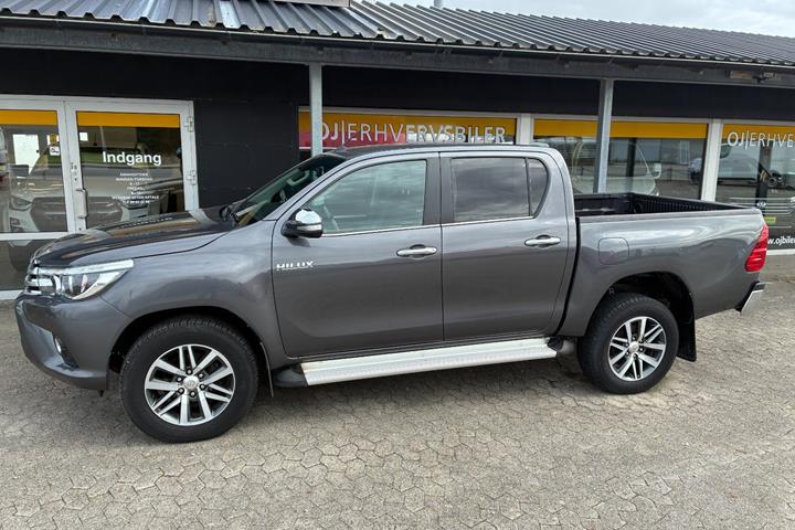 Grå Toyota HiLux fra 2017