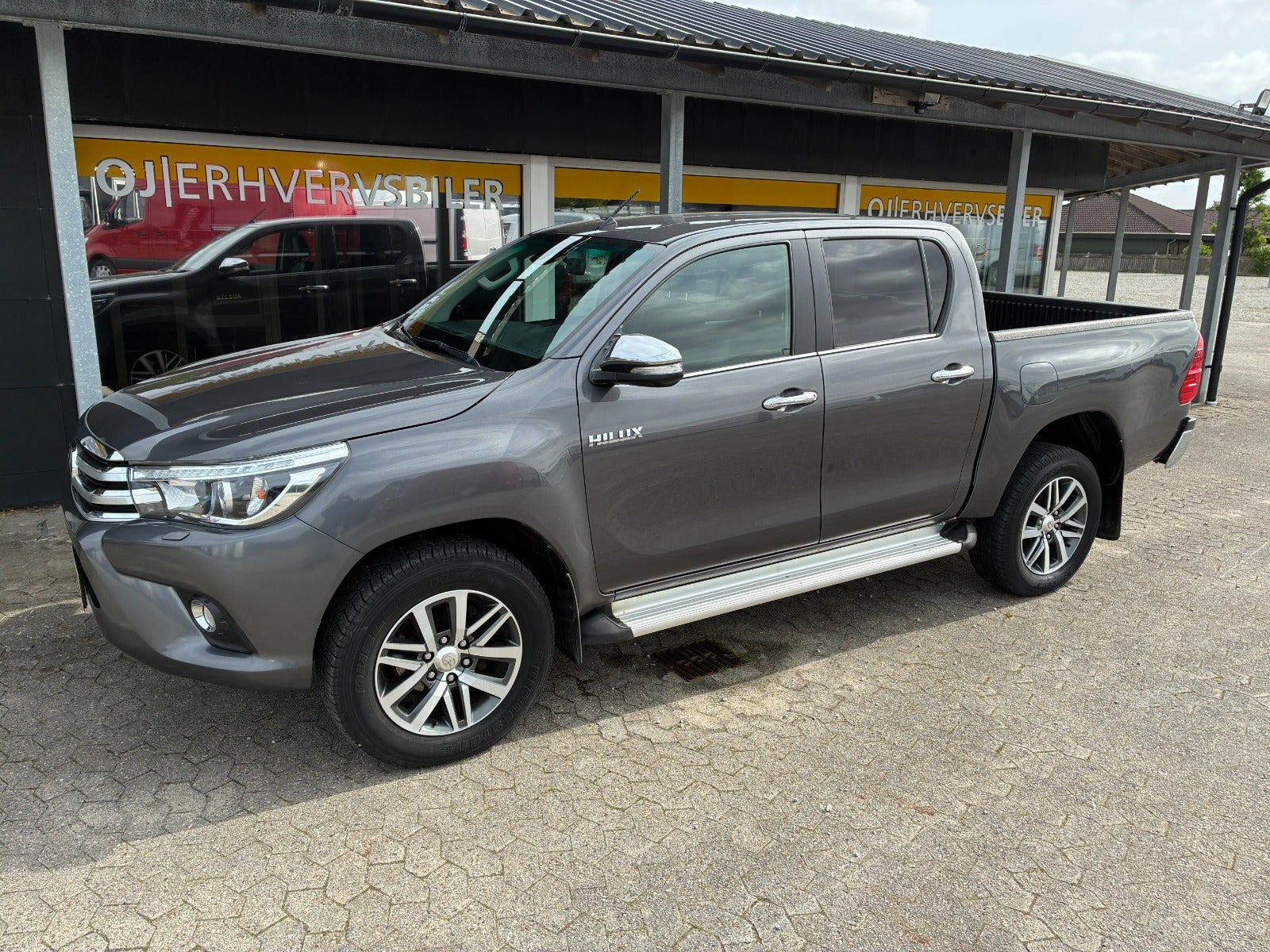 Grå Toyota HiLux fra 2017