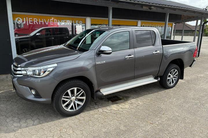Grå Toyota HiLux fra 2017