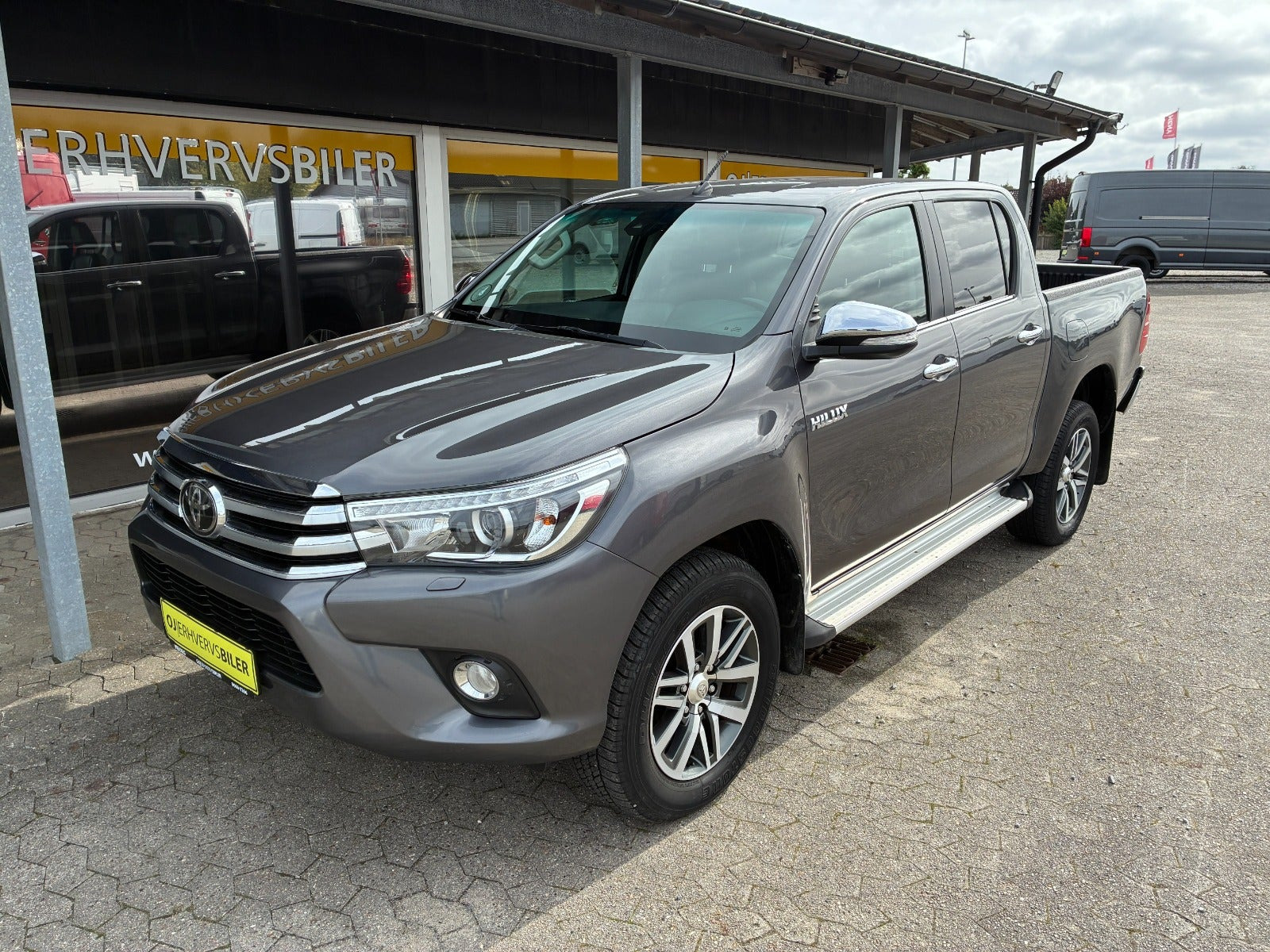 Grå Toyota HiLux fra 2017