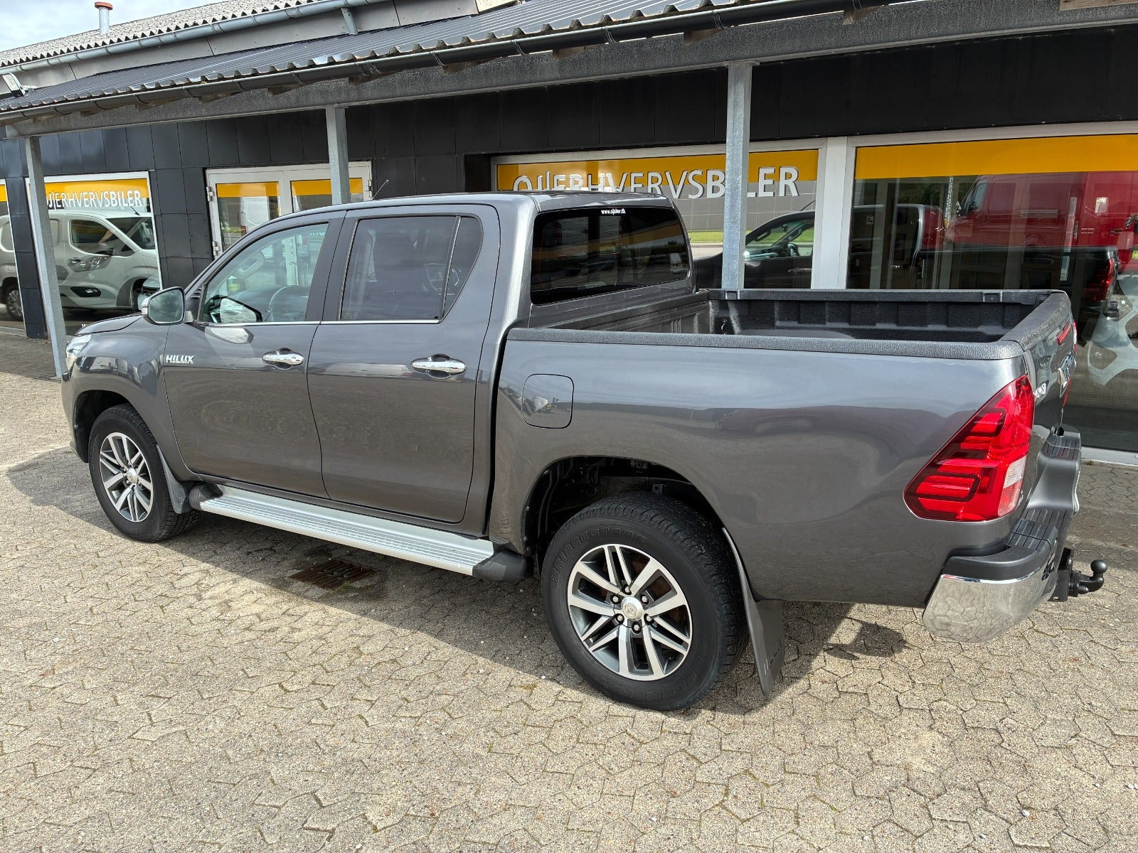 Grå Toyota HiLux fra 2017