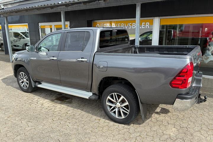 Grå Toyota HiLux fra 2017