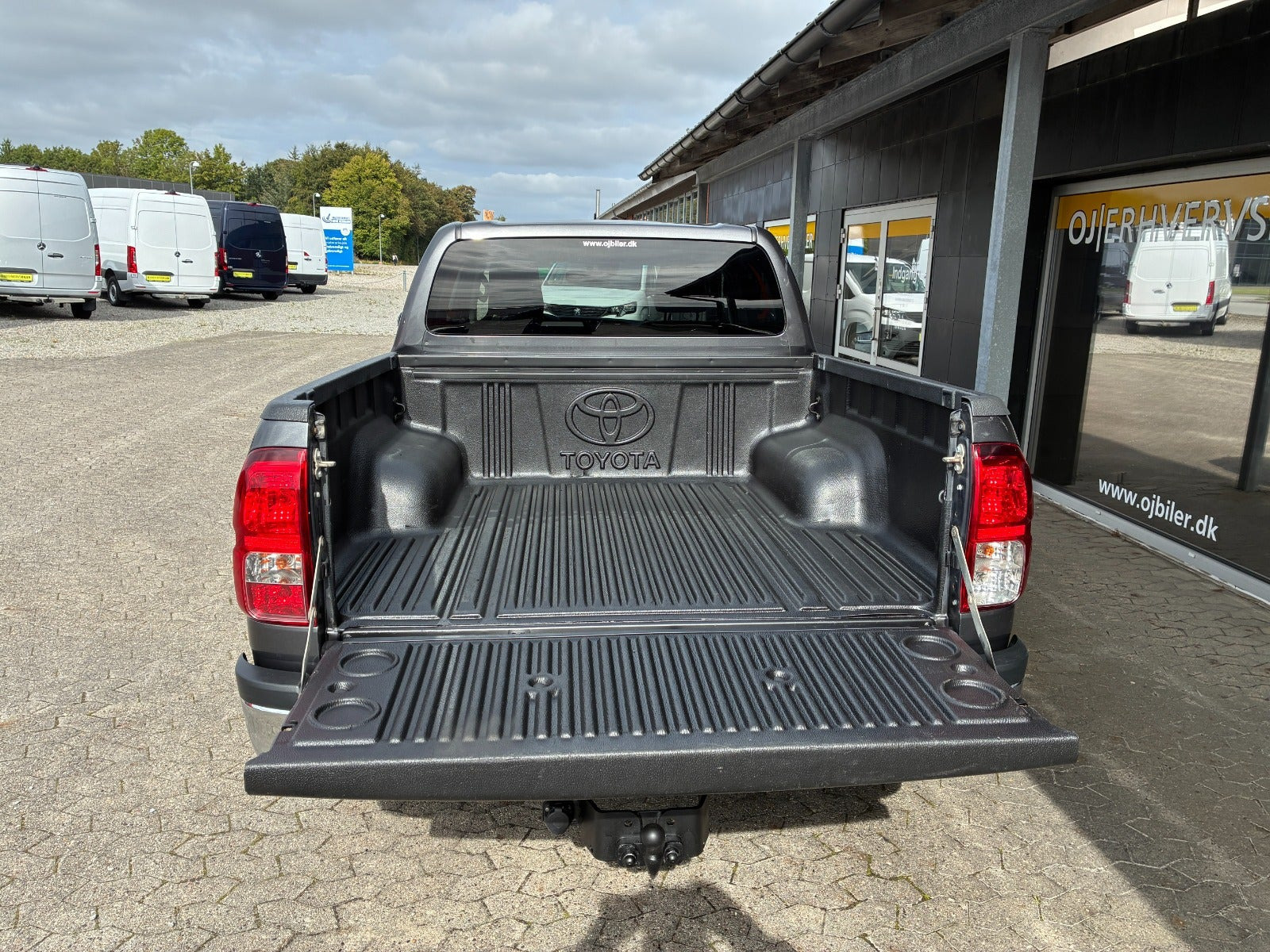 Grå Toyota HiLux fra 2017