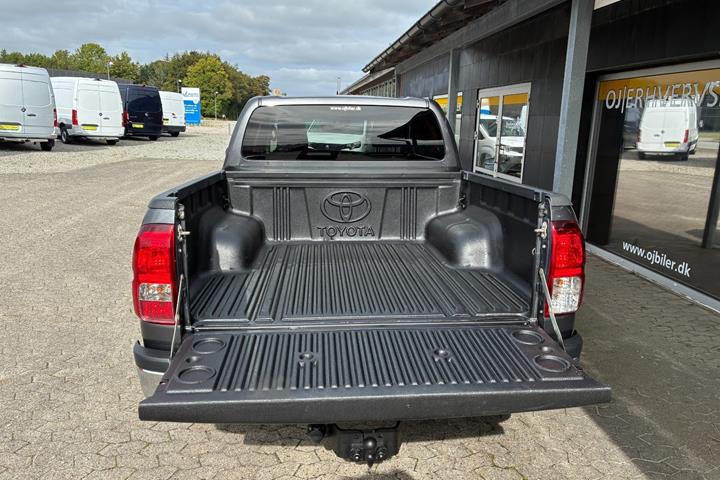 Grå Toyota HiLux fra 2017