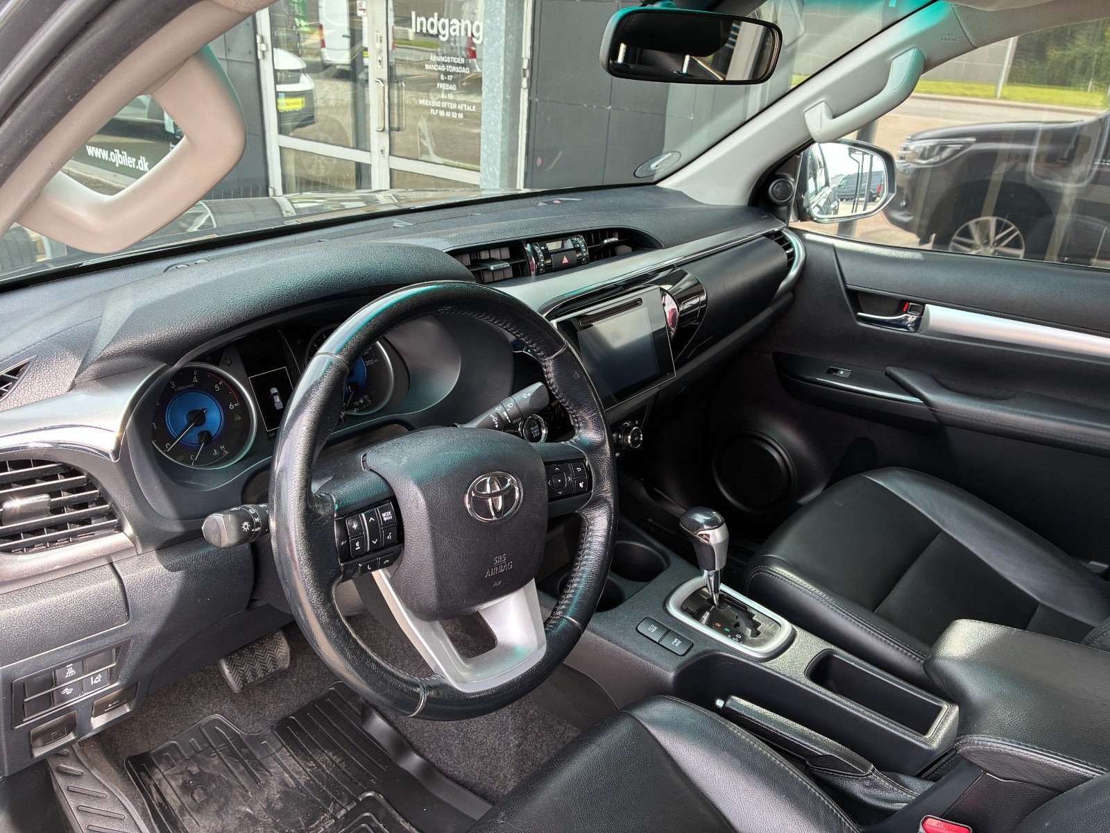 Grå Toyota HiLux fra 2017