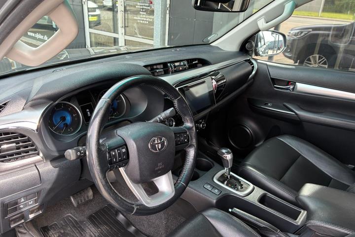 Grå Toyota HiLux fra 2017